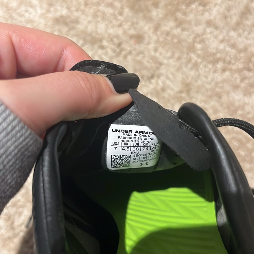 Never worn soccer cleats - Picture 5 of 5